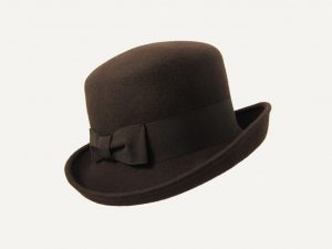 sombrero ala levantada marrón