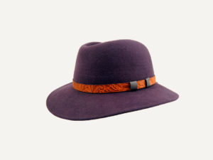 sombrero mujer de ala ancha y correa morado