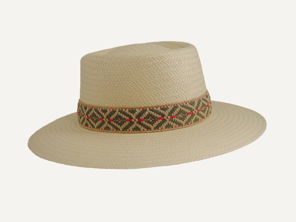 sombrero de papel con cinta étnica en color natural