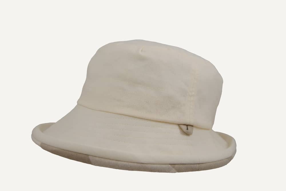sombrero de tela blanca