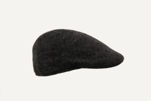 Gorra gris muy ajustada