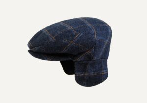 Gorra de orejeras azul con líneas naranjas